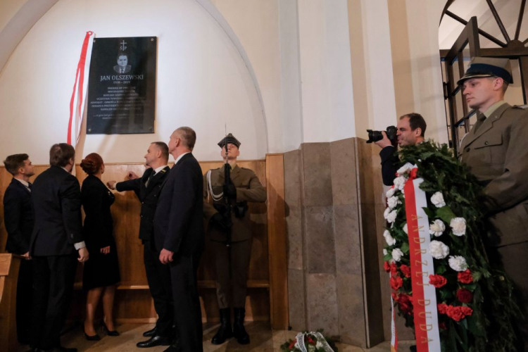 Uroczystość odsłonięcia tablicy pamięci Jana Olszewskiego w Sanktuarium Matki Bożej Różańcowej w Warszawie. Fot. PAP/M. Marek