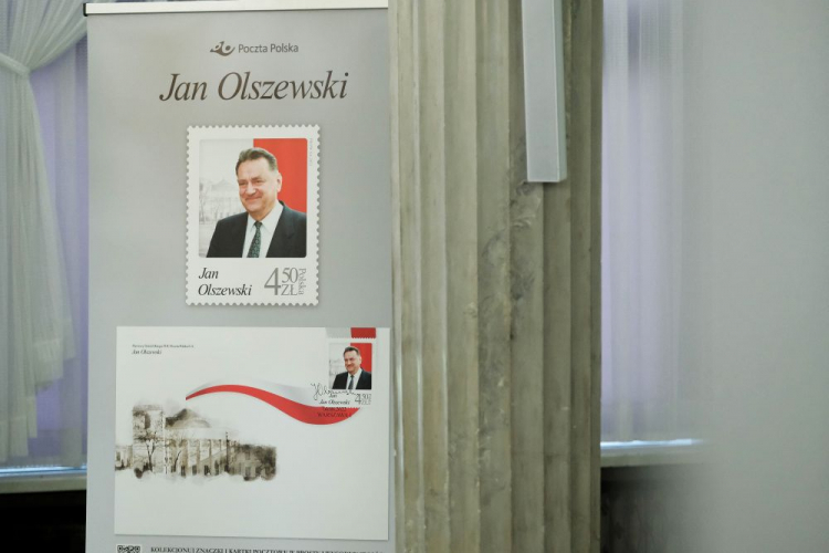 Znaczek pocztowy z wizerunkiem Jana Olszewskiego zaprezentowany podczas konferencji „Polski program niepodległościowy: geneza i przyszłość” w Sejmie. Fot. PAP/M. Marek