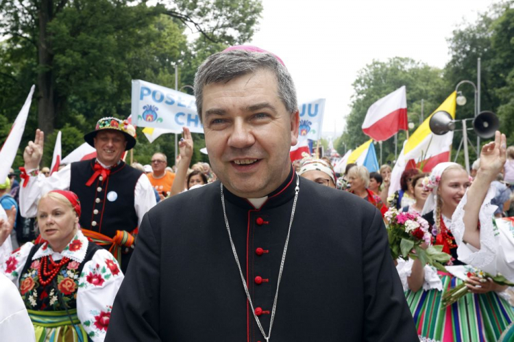 Biskup pomocniczy łowicki Wojciech Osial (C) wśród uczestników 367. Pieszej Pielgrzymki Łowickiej na Jasną Górę. Fot. PAP/W. Deska