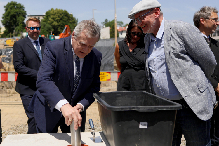 Wicepremier, minister kultury i dziedzictwa narodowego Piotr Gliński (L) i dyrektor Studia Interaktywne Centrum Bajki i Animacji przy Studiu Filmów Rysunkowych Maciej Chmiel (P) podczas uroczystości wmurowania kamienia węgielnego pod budowę Interaktywnego Centrum Bajki i Animacji przy Studiu Filmów Rysunkowych w Bielsku-Białej. Fot. PAP/T. Wiktor