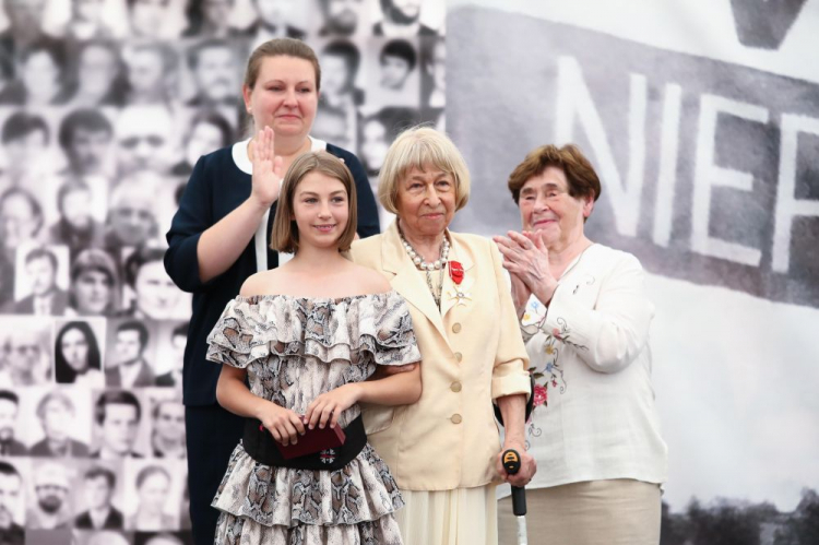 Sekretarz stanu w Kancelarii Prezydenta RP Małgorzata Paprocka (L) i doradczyni prezydenta RP Andrzeja Dudy Zofia Romaszewska (P) podczas wręczenia odznaczeń z okazji zakończenia obchodów 40-lecia Solidarności Walczącej w Muzeum Żołnierzy Wyklętych i Więźniów Politycznych w Warszawie. Fot. PAP/T. Gzell