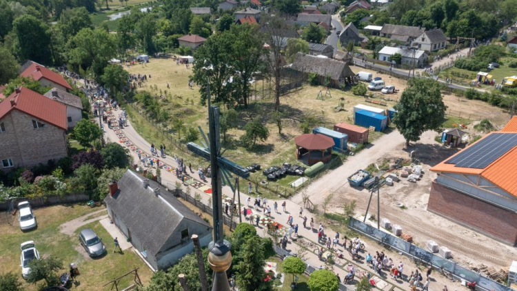 Układanie kwiatowych dywanów przez mieszkańców parafii w Spycimierzu. 16.06.2022. Fot. PAP/G. Michałowski