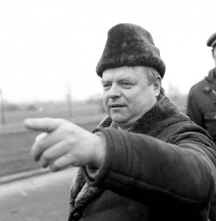 Stanisław Bareja na planie zdjęciowym filmu "Miś". Fot. PAP/W. Rozmysłowicz