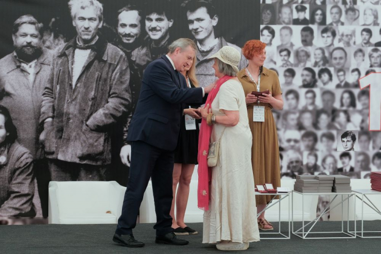 Wicepremier, minister kultury Piotr Gliński (L) i uhonorowana odznaką Zasłużony dla Kultury Polskiej Hanna Łukowska-Karniej (2P) podczas obchodów 40-lecia Solidarności Walczącej. Fot. PAP/M. Marek