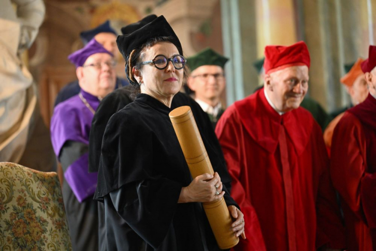 Wrocław, 01.06.2022. Pisarka Olga Tokarczuk (L) odebrała doktorat honoris causa Uniwersytetu Wrocławskiego w Auli Leopoldyńskiej UWr. Fot. PAP/M. Kulczyński