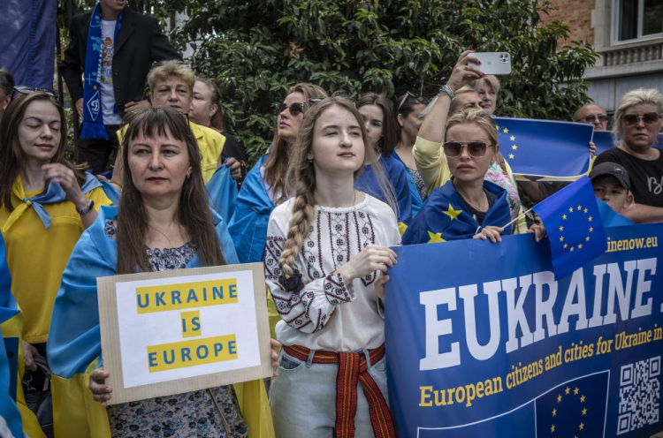 Ukraiński wiec przed siedzibą Rady Europejskiej. 23.06.2022. Fot. PAP/W. Dąbkowski