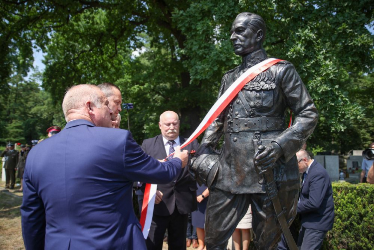 Prezes Instytutu Pamięci Narodowej Karol Nawrocki (2L) oraz wicewojewoda małopolski Ryszard Pagacz (L) podczas uroczystości odsłonięcia pomnika gen. Bolesława Wieniawy-Długoszowskiego na cmentarzu Rakowickim w Krakowie. Fot. PAP/Ł. Gągulski