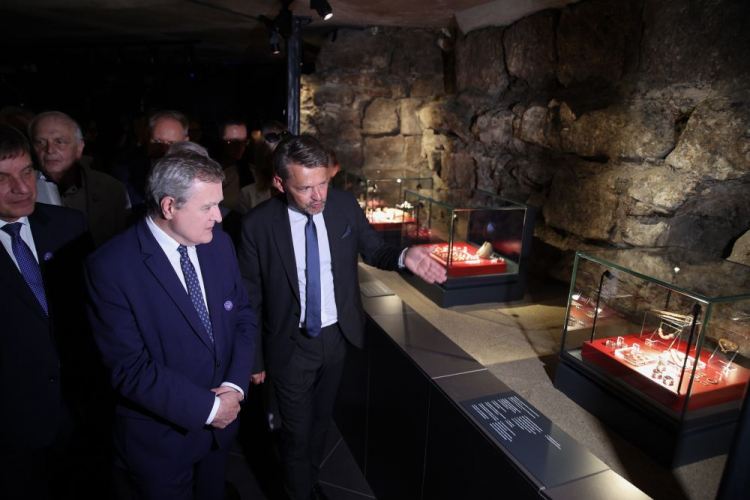 Wicepremier, minister kultury i dziedzictwa narodowego Piotr Gliński (2P) oraz dyrektor Muzeum Narodowego w Kielcach Robert Kotowski (P) podczas otwarcia Muzeum Archeologicznego w Wiślicy. Fot. PAP/Ł. Gągulski