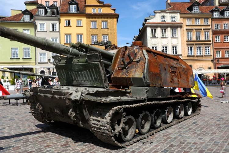 Warszawa, pl. Zamkowy, 27.06.2022. Haubicoarmata samobieżna 2S19 Msta-S na nowo otwartej wystawie zniszczonego podczas wojny na Ukrainie rosyjskiego sprzętu wojskowego „Za wolność naszą i waszą”. Fot. PAP/R. Guz 