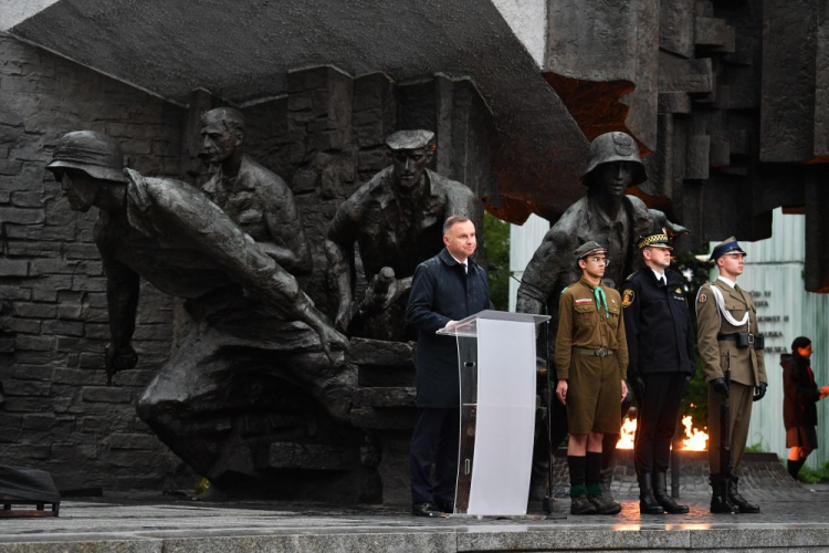 Prezydent Andrzej Duda przemawia podczas Apelu Pamięci przed pomnikiem Powstania Warszawskiego na pl. Krasińskich w Warszawie w przeddzień 78. rocznicy wybuchu Powstania Warszawskiego. Fot. PAP/R. Pietruszka