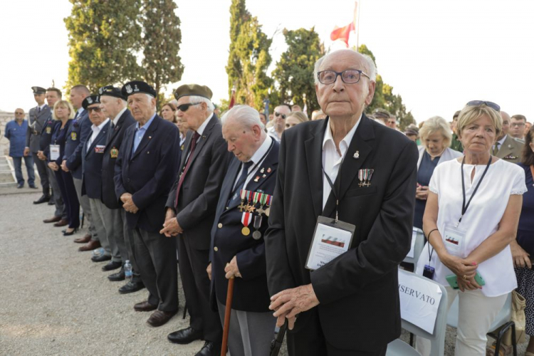 Loreto, Włochy, 17.07.2022. Weteran Władysław Dąbrowski (2P) na Polskim Cmentarzu Wojennym w Loreto. Fot. PAP/A. Zawada