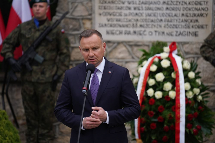 Sochy (woj. lubelskie), 12.07.2022. Prezydent RP Andrzej Duda podczas uroczystości z okazji obchodów Dnia Walki i Męczeństwa Wsi Polskiej na cmentarzu wojennym w Sochach. Fot. PAP/K. Zienkiewicz