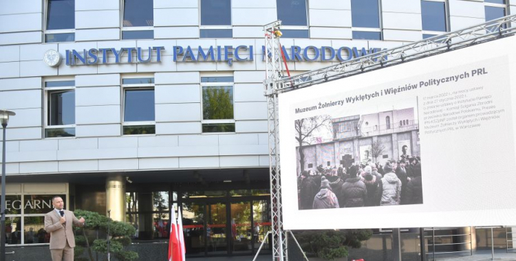 Warszawa, 20.07.2022. Prezes IPN Karol Nawrocki (L) na konferencji prasowej „Najważniejsza jest pamięć” podsumowującej działalność Instytutu Pamięci Narodowej. Fot. PAP/R. Pietruszka