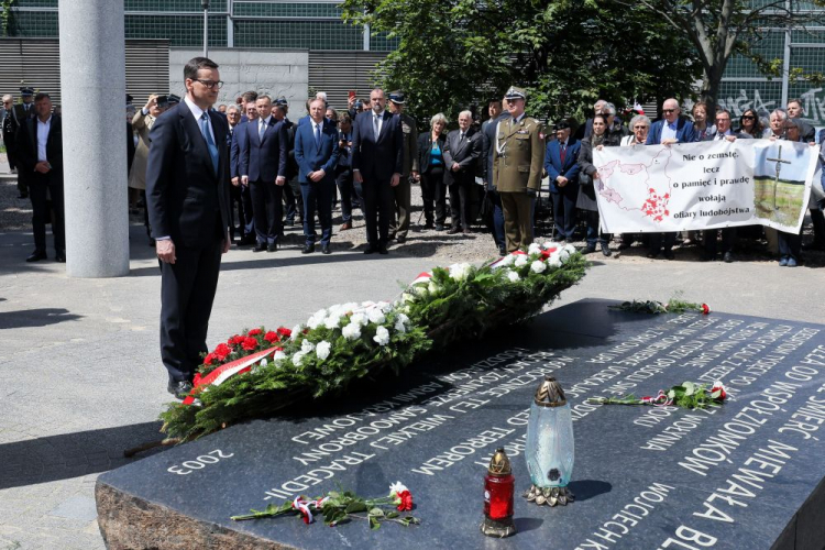 Warszawa, skwer Wołyński, 11.07.2022. Premier Mateusz Morawiecki podczas uroczystości pod pomnikiem 27. Wołyńskiej Dywizji Piechoty AK z okazji Narodowego Dnia Pamięci Ofiar Ludobójstwa dokonanego przez ukraińskich nacjonalistów na obywatelach II Rzeczypospolitej Polskiej. Fot. PAP/P. Supernak