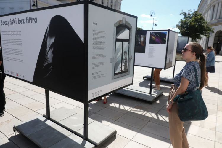Wystawa „Baczyński bez filtra” przed Kordegardą. Fot. PAP/T. Gzell