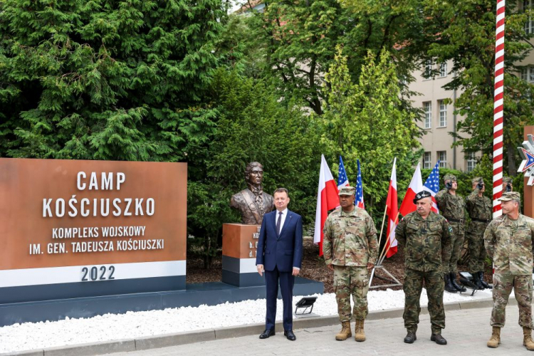 Wicepremier, minister obrony narodowej RP Mariusz Błaszczak (L), dowódca US Army w Europie i Afryce gen. Darryl A. Williams (2L), Dowódca Generalny Rodzajów Sił Zbrojnych generał Jarosław Mika (2P) i Dowódca V Korpusu Wojsk Lądowych USA generał John Kolasheski (P) podczas uroczystości nadania nazwy Camp Kościuszko wysuniętemu dowództwu V Korpusu Sił Lądowych USA w Poznaniu. Fot. PAP/M. Zakrzewski