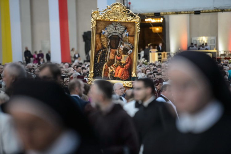 Procesja różańcowa za Obrazem Matki Bożej Katedralnej przeszła ulicami Lublina w 68. rocznicę tzw. cudu lubelskiego. 03.07.2017. Fot. PAP/W. Pacewicz