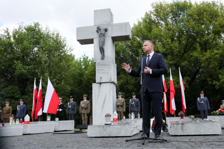 Warszawa, skwer Wołyński, 11.07.2022. Prezydent RP Andrzej Duda (P) podczas uroczystości z okazji Narodowego Dnia Pamięci Ofiar Ludobójstwa dokonanego przez ukraińskich nacjonalistów na obywatelach II Rzeczypospolitej Polskiej. Fot. PAP/P. Supernak