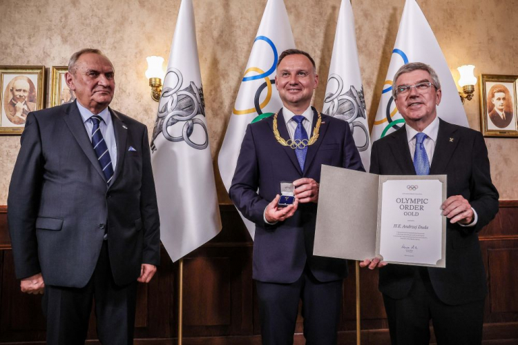 Od lewej: prezes Polskiego Komitetu Olimpijskiego Andrzej Kraśnicki, prezydent Andrzej Duda i przewodniczący Międzynarodowego Komitetu Olimpijskiego Thomas Bach podczas uroczystości otwarcia Klubu Olimpijskiego w Krakowie. Fot. PAP/Art Service 2