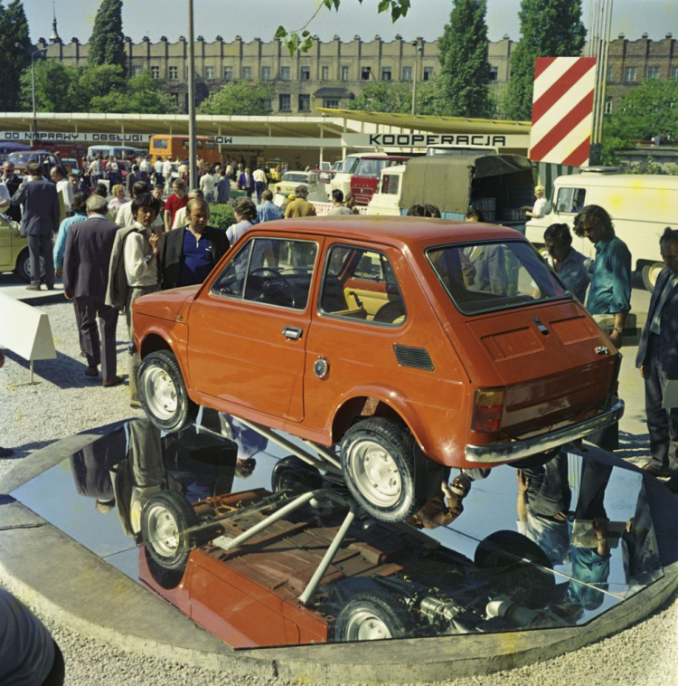 Polski fiat 126p na Międzynarodowych Targach Poznańskich. 1973 r. Fot. PAP/J. Morek; J. Rosikoń