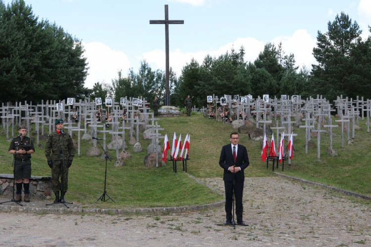 Premier Mateusz Morawiecki (P) podczas uroczystych obchodów 77. rocznicy obławy augustowskiej na Wzgórzu Krzyży w Gibach. Fot. PAP/A. Reszko
