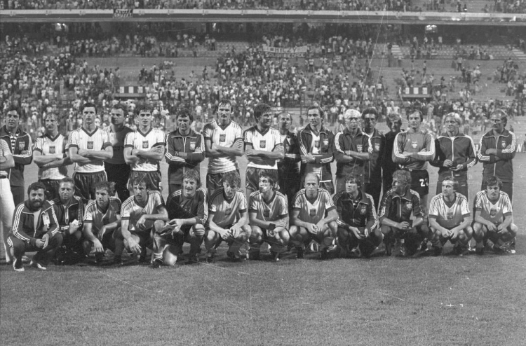 XII Mistrzostwa Świata w piłce nożnej Espana '82: reprezentacja Polski po wygranym spotkaniu z Francją i zdobyciu III miejsca. Alicante, 10.07.1982.  Fot. PAP/CAF/A. Hawałej