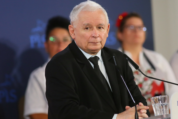 Prezes Prawa i Sprawiedliwości Jarosław Kaczyński (C) podczas spotkania z mieszkańcami miasta w auli Akademii Nauk Stosowanych Państwowej Wyższej Szkoły Zawodowej w Koninie. Fot. PAP/T. Wojtasik