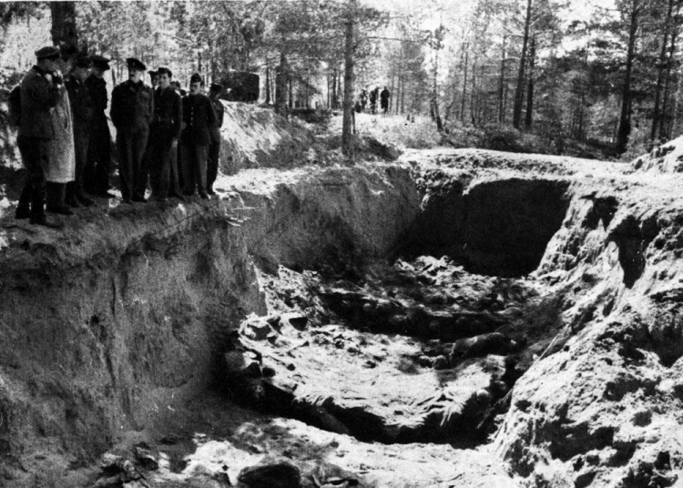 Ekshumacja zwłok polskich oficerów zamordowanych w Katyniu w 1940 r. Powołana przez Niemców komisja stwierdziła, że ofiary zostały zastrzelone przez Rosjan. Katyń, 1943 r. Fot. PAP/CAF/Archiwum