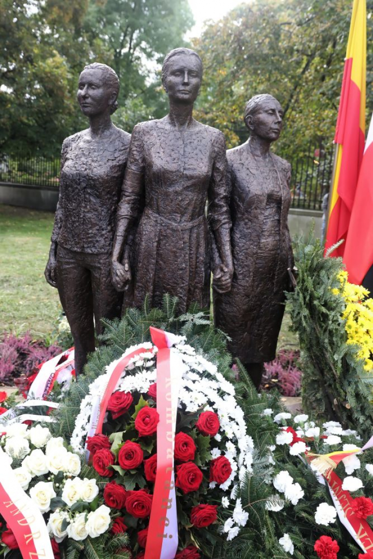 Odsłonięcie pomnika „Kobietom Powstania Warszawskiego” na pl. Krasińskich w Warszawie. 02.10.2021. Fot. PAP/T. Gzell