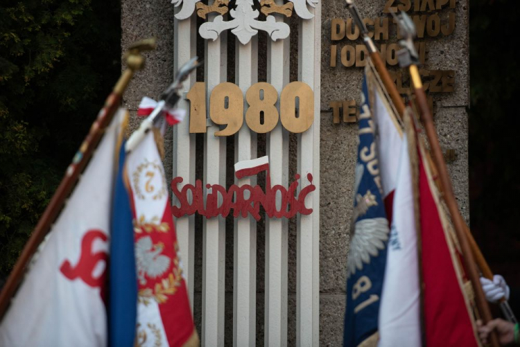 Obchody 42. rocznicy strajków kolejarzy w Lublinie przed pomnikiem Doli Kolejarskiej na terenie byłej lokomotywowni. Fot. PAP/W. Jargiło