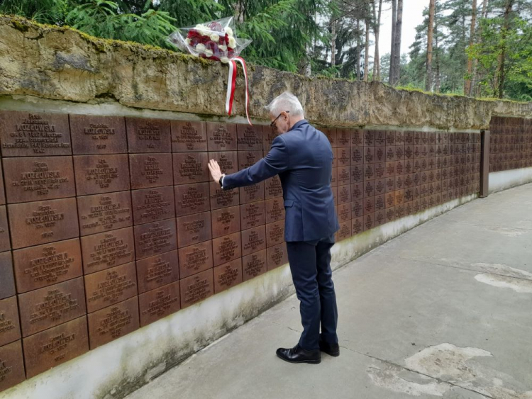 Ambasador RP w Rosji Krzysztof Krajewski odwiedził polski cmentarz wojenny w Katyniu. 15.07.2022. Źródło: Ambasada RP w Moskwie