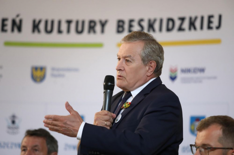 Warszawa, 19.07.2022. Wicepremier, minister kultury i dziedzictwa narodowego Piotr Gliński podczas konferencji prasowej dotyczącej Tygodnia Kultury Beskidzkiej, największej imprezy folklorystycznej w Europie. Fot. PAP/T. Gzell 