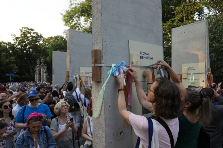 Uczestnicy Marszu Pamięci 22 lipca 1942 na ulicy Stare Nalewki, gdzie przed wojną znajdowało się centrum żydowskiej Warszawy. 22.07.2022. Fot. PAP/P. Supernak