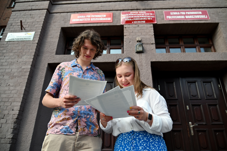 Szczecin, 05.07.2022. Uczniowie XIII Liceum Ogólnokształcącego w Szczecinie odebrali zaświadczenia o pozytywnym wyniku egzaminu maturalnego. Fot. PAP/M. Bielecki