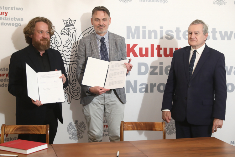 Wicepremier, minister kultury i dziedzictwa narodowego Piotr Gliński (P), dyrektor Narodowego Instytutu Wolności Wojciech Kaczmarczyk (C) oraz członek zarządu TVP Mateusz Matyszkowicz (L) podczas uroczystości podpisania umowy ramowej o współpracy pomiędzy Telewizją Polską S.A. a Narodowym Instytutem Wolności - Centrum Rozwoju Społeczeństwa Obywatelskiego. Fot. PAP/T. Gzell