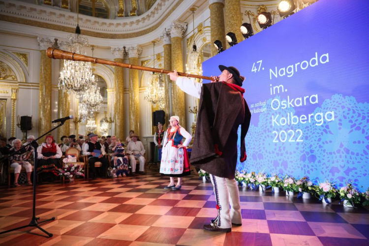 Warszawa, 06.07.2022. Prowadzący galę muzyk Krzysztof Trebunia-Tutka (P) oraz śpiewaczka i twórczyni rękodzieła artystycznego Elżbieta Kasznia (2P) podczas uroczystości wręczenia Nagród im. Oskara Kolberga „Za zasługi dla kultury ludowej”, na Zamku Królewskim. Fot. PAP/L. Szymański 