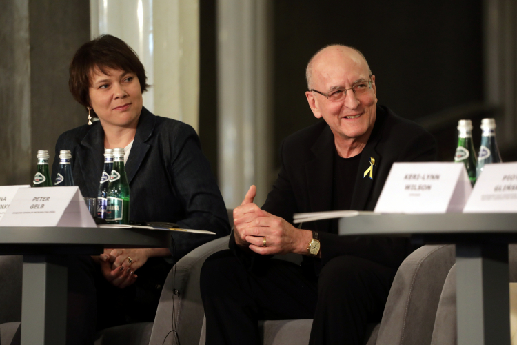 Dyrektor generalny Metropolitan Opera w Nowym Jorku Peter Gelb (P) oraz szefowa ukraińskiej Agencji Sztuki i Edukacji Artystycznej Galyna Grygorenko (L) podczas konferencji prasowej w Teatrze Wielkim – Operze Narodowej w Warszawie. Fot. PAP/A. Zawada