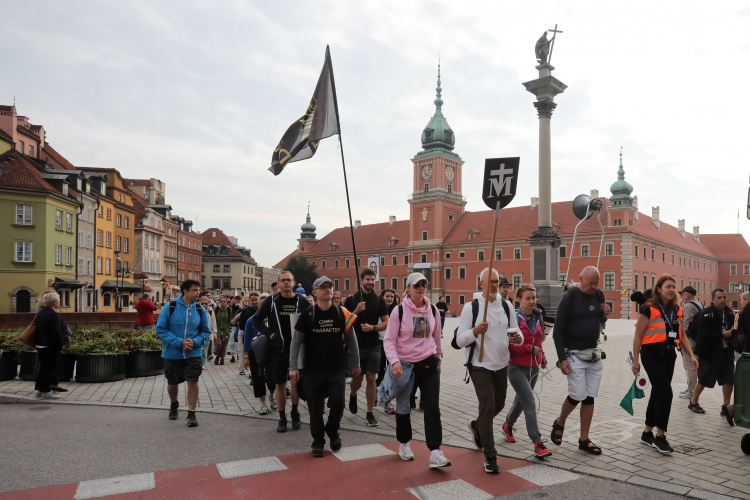 Warszawa, 05.08.2021. Uczestnicy rozpoczynającej się 41. Warszawskiej Akademickiej Pielgrzymki Metropolitalnej na Jasną Górę na pl. Zamkowym w Warszawie. Fot. PAP/W. Olkuśnik