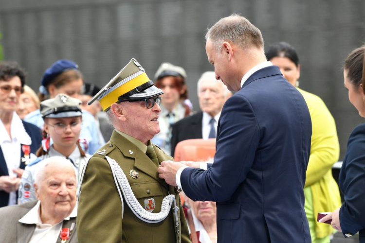 Prezydent RP Andrzej Duda (P) oraz odznaczony Waldemar Sielicki "Mały" (L) podczas spotkania z bohaterami Powstania Warszawskiego w siedzibie Muzeum Powstania Warszawskiego. 30.07.2022. Fot. PAP/R. Pietruszka