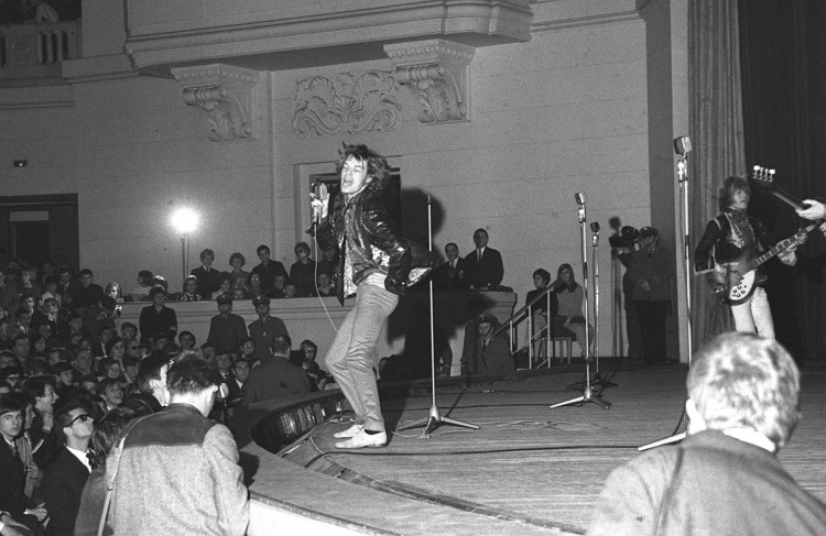 Koncert zespołu "The Rolling Stones" w Sali Kongresowej w Warszawie w 1967r. Fot PAP/C.M. Langda