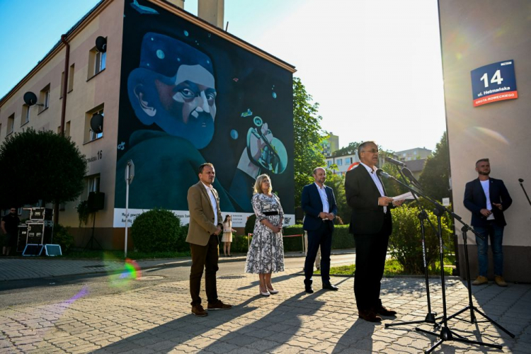 Sekretarz stanu w Ministerstwie Kultury i Dziedzictwa Narodowego, Generalny Konserwator Zabytków Jarosław Sellin (2P), dyrektor Narodowego Centrum Kultury prof. Rafał Wiśniewski (L), prezydent Rzeszowa Konrad Fijołek (3L) oraz zastępca prezydenta Rzeszowa Jolanta Kaźmierczak (2L) podczas uroczystości odsłonięcia muralu upamiętniającego Tomasza Stańkę w Rzeszowie. Fot. PAP/D. Delmanowicz