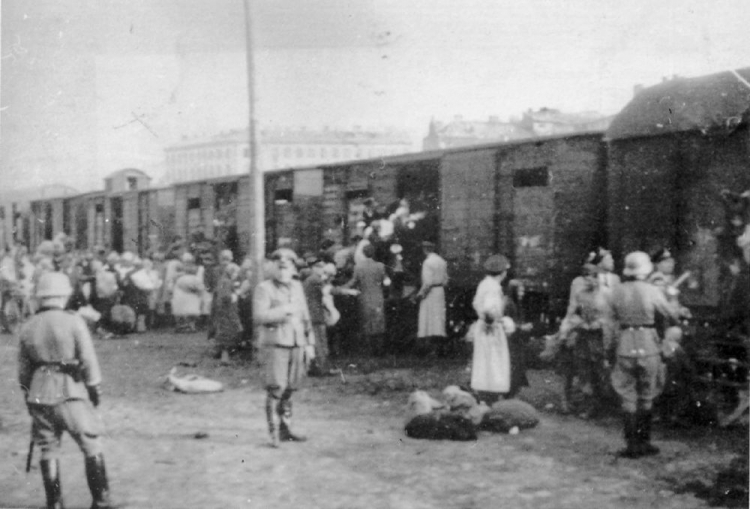 Żydzi z warszawskiego getta na Umschlagplatz przed wywózką do obozu zagłady w Treblince. Fot. IPN