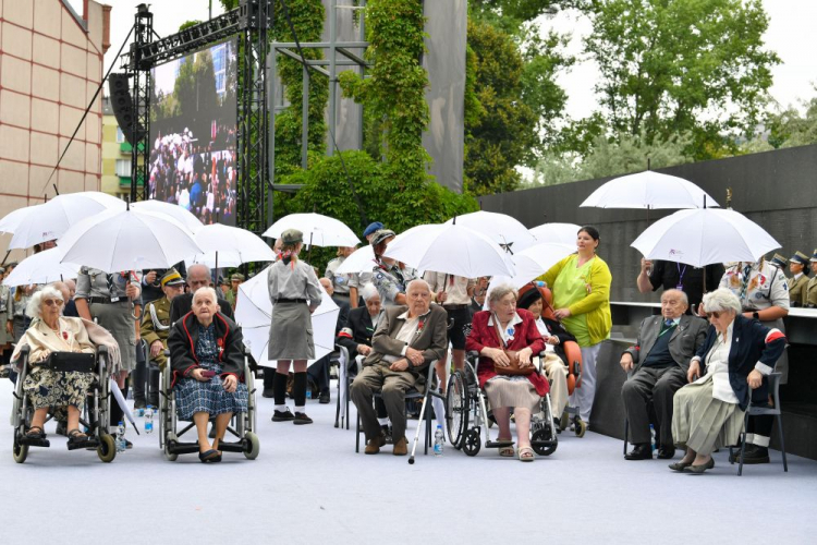 Weterani Powstania Warszawskiego podczas spotkania z prezydentem RP Andrzejem Dudą w siedzibie Muzeum Powstania Warszawskiego. 30.07.2022. Fot. PAP/R. Pietruszka