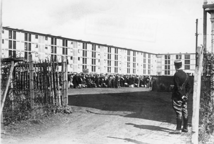 Francuscy Żydzi w obozie przejściowym w Drancy. Fot. Bundesarchiv. Źródło: Wikimedia Commons