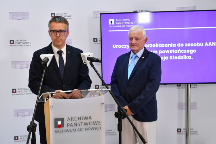 Warszawa, 02.08.2022. Dyrektor Archiwum Akt Nowych Mariusz Olczak (L) i prof. Maciej Kledzik (P) podczas przekazania do Archiwum Akt Nowych prywatnego zbioru dokumentów o Powstaniu Warszawskim. Fot. PAP/P. Nowak