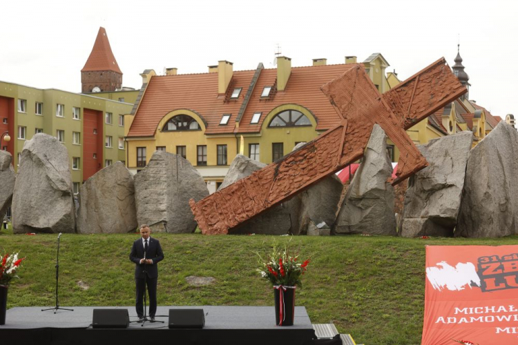 Lubin, 31.08.2022. Prezydent RP Andrzej Duda podczas obchodów 40. rocznicy Zbrodni Lubińskiej oraz 42. rocznicy podpisania Porozumień Sierpniowych, 31 bm. na Wzgórzu Zamkowym w Lubinie. Fot. PAP/A. Koźmiński