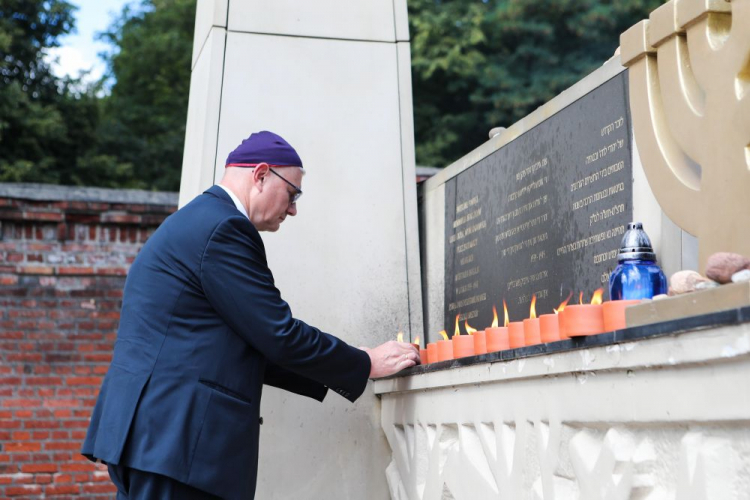 Łódź, 29.08.2022. Uroczystości zapalenia zniczy przed pomnikiem pamięci Żydów na Cmentarzu Żydowskim w Łodzi, 29 bm. Rozpoczęły się obchody 78. rocznicy likwidacji Litzmannstadt Ghetto. Fot. PAP/R. Zawistowski