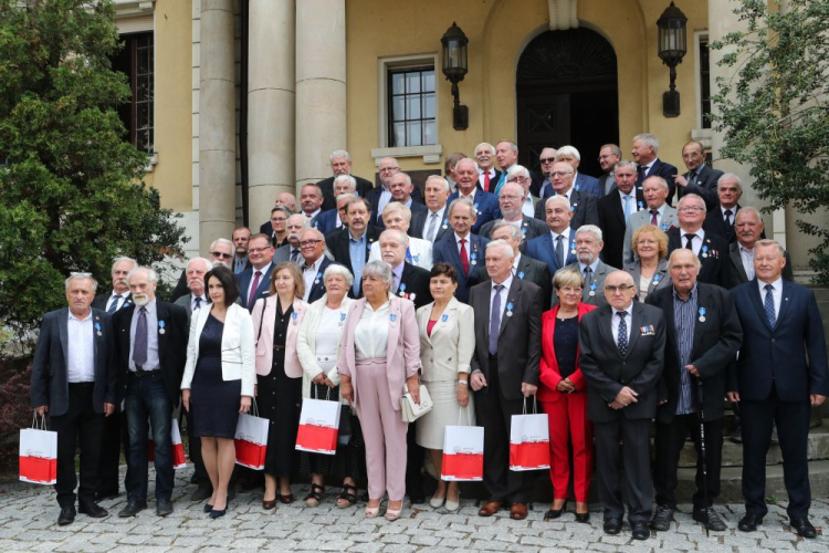 Łódź, 30.08.2022. Uczestnicy uroczystości wręczenia przez szefa Urzędu do Spraw Kombatantów i Osób Represjonowanych Jana Józefa Kasprzyka członkom Związku Weteranów Trzeciej Konspiracji 1956-1989 nadanych przez Prezydenta RP Andrzeja Dudę Medali Stulecia Odzyskanej NiepodległoścI. Fot. PAP/R. Zawistowski