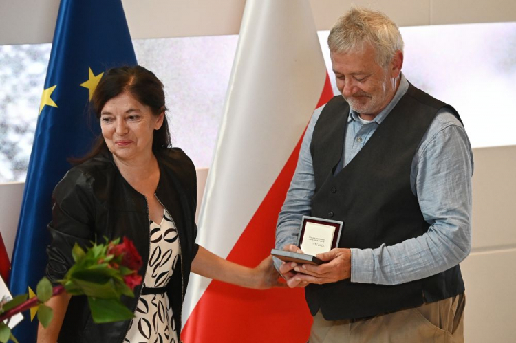 Gdańsk, 31.08.2022. Działaczka opozycji w okresie PRL Bożena Rybicka-Grzywaczewska (L) oraz laureat medalu, pracownik naukowy Deutsches Polen Institut Manfred Mack (P) podczas uroczystości wręczenia Medali Wdzięczności w Europejskim Centrum Solidarności w Gdańsku. Trwają obchody 42. rocznicy Sierpnia 1980 i powstania NSZZ „Solidarność”. Fot. PAP/M. Gadomski 