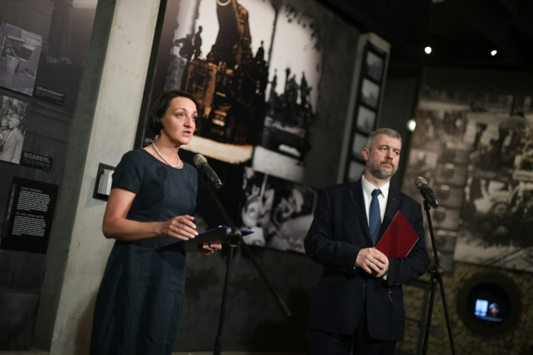 Warszawa, 04.08.2022. Dyrektor Instytutu Solidarności i Męstwa im. Witolda Pileckiego Magdalena Gawin (L) i zastępca dyrektora MPW ds. merytorycznych dr Paweł Ukielski (P) na otwarciu wystawy „Wola 1944: Wymazywanie. Fot. PAP/M. Obara
